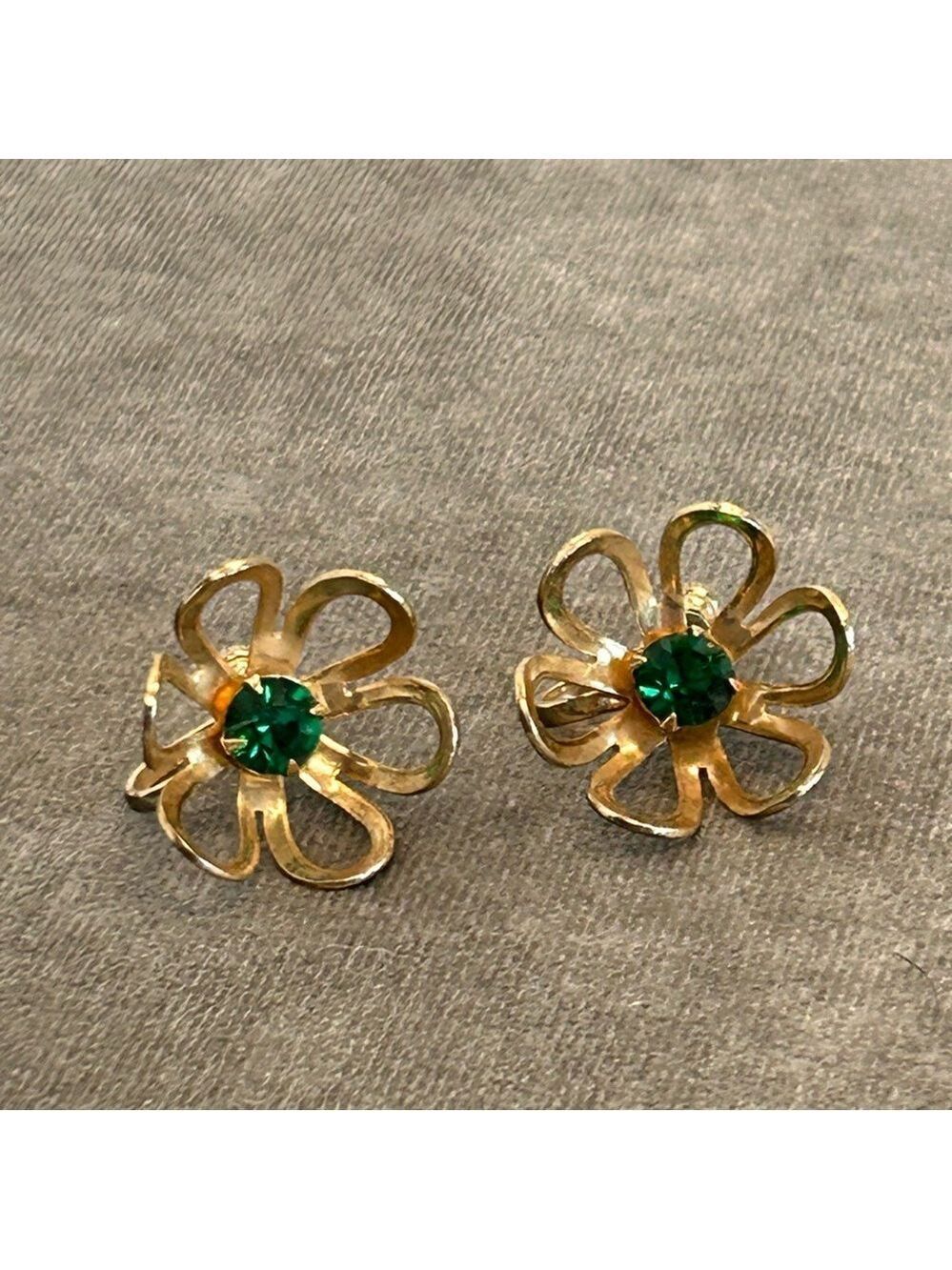 Vintage gold-tone emerald green rhinestone floral flower screw back earrings